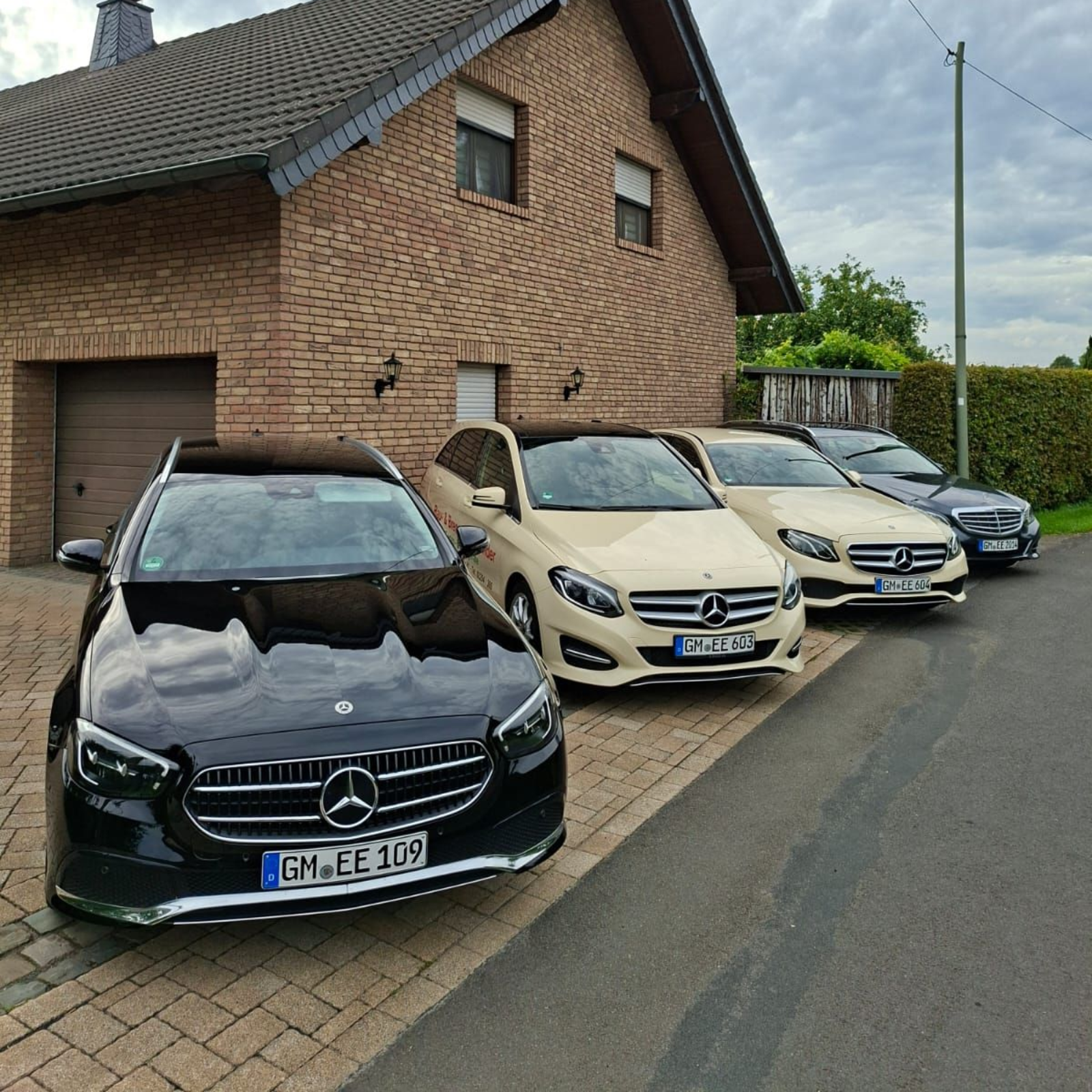 Mehere Autos stehen vor einem Haus