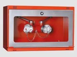 Una caja roja con dos bocas de incendio dentro.