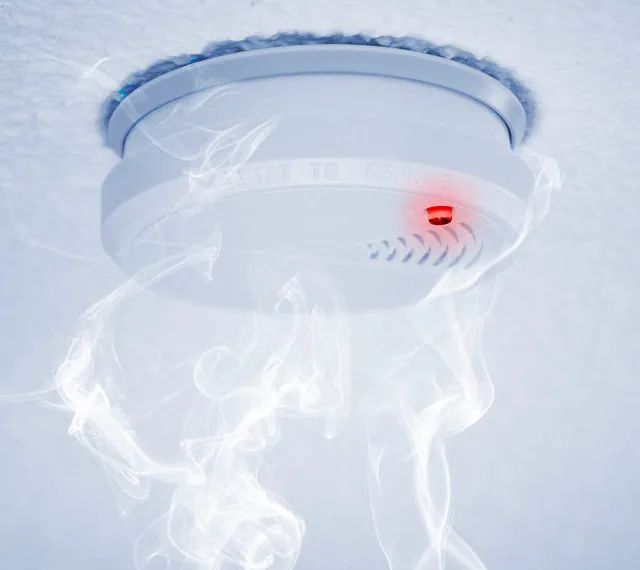 Un detector de humo del que sale humo.