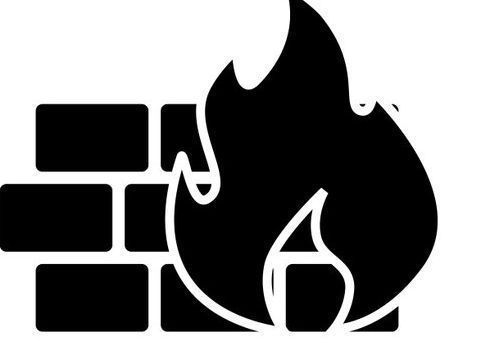 Una silueta en blanco y negro de un fuego que sale de una pared de ladrillos.
