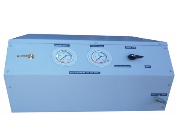 Una caja con dos medidores y un interruptor.