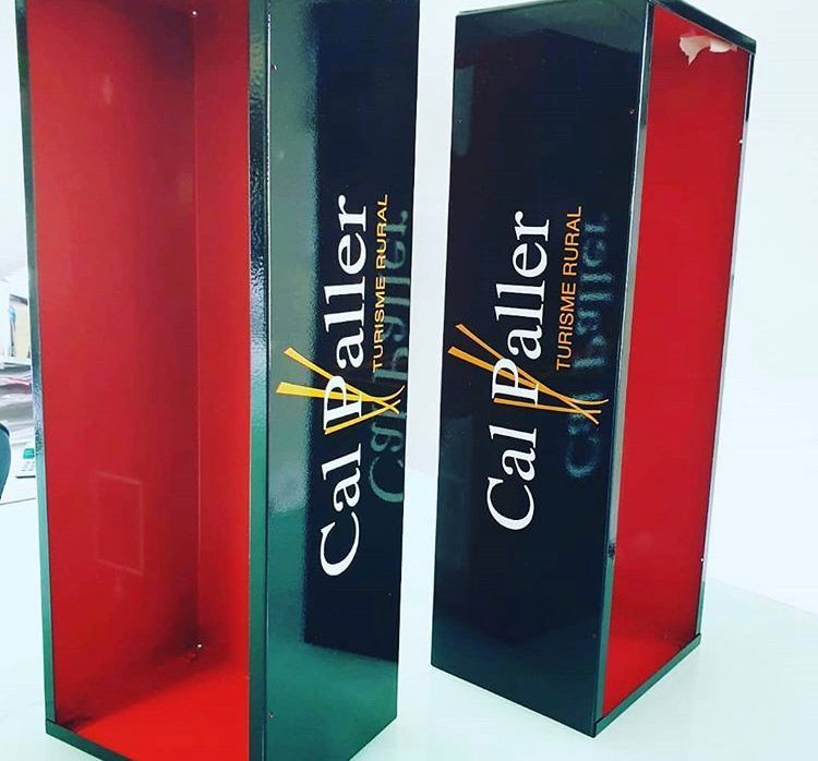 Dos cajas con Cal Valler escrito en ellas