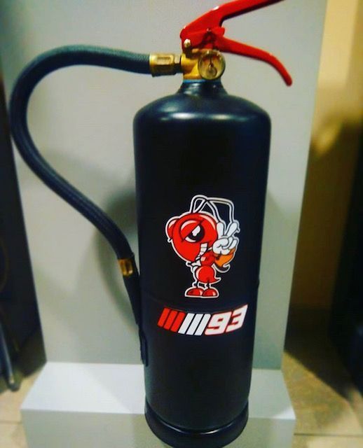 Un extintor negro con el número 93.