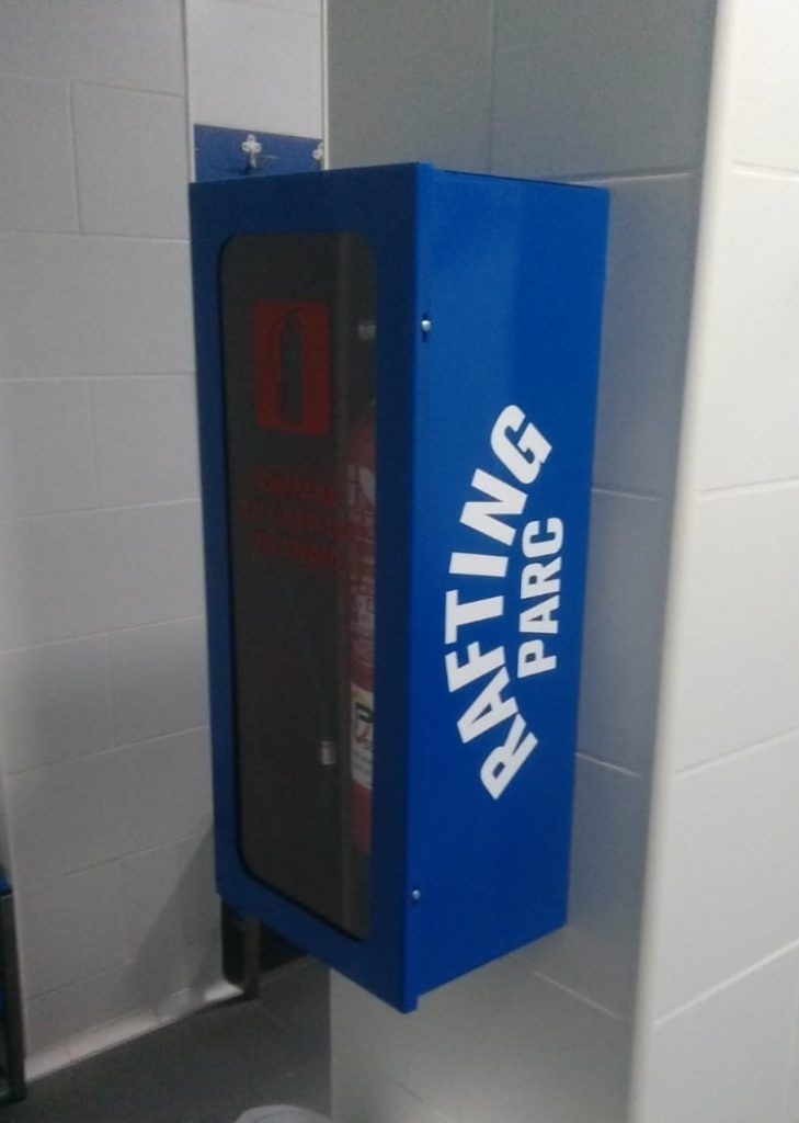 Un cuadro azul que dice