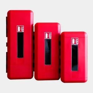 Tres cajas de extintores de incendios de color rojo están apiladas una encima de otra sobre un fondo blanco.
