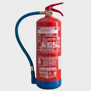 Un extintor rojo con una manguera azul conectada a él.