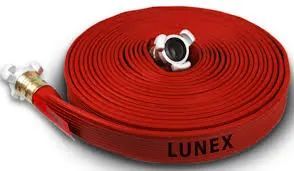 Una manguera contra incendios roja con un conector de manguera sobre un fondo blanco.