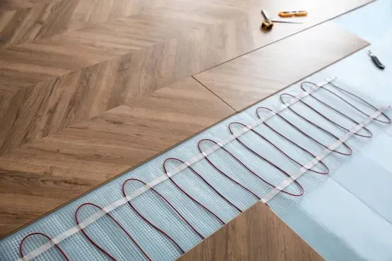 Un suelo de madera con un sistema de calefacción instalado en él.