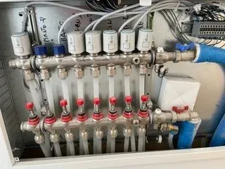 Un primer plano de un sistema de calefacción por suelo radiante en una caja.