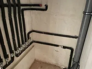 Una habitación con muchas tuberías que salen de la pared.