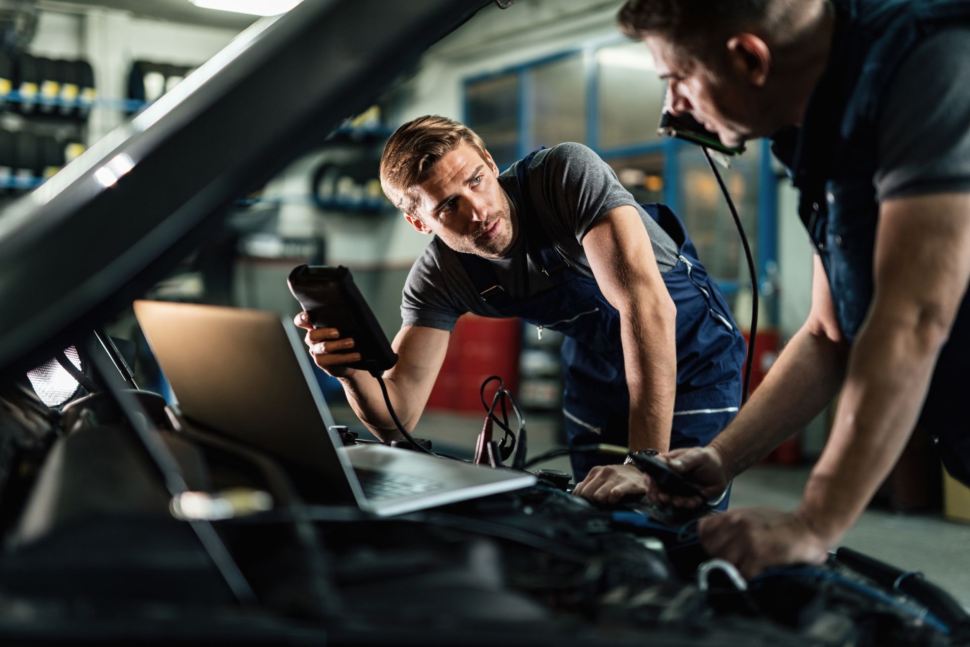 Ordinateur posé sur un moteur de voiture