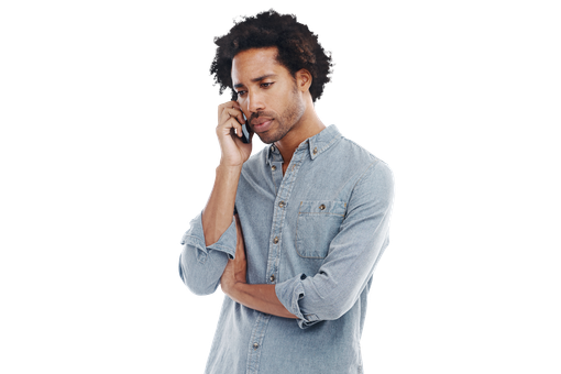 Homme chemise bleue au téléphone