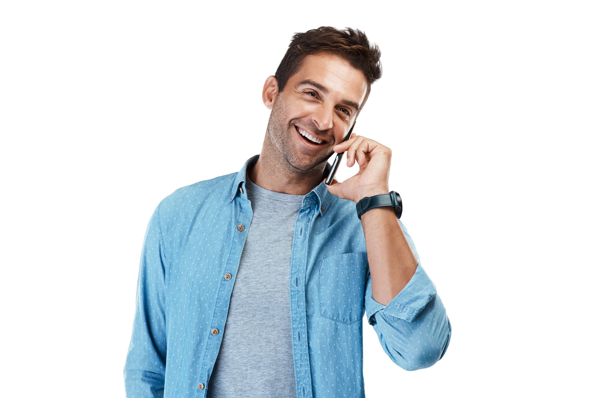 Homme souriant au téléphone