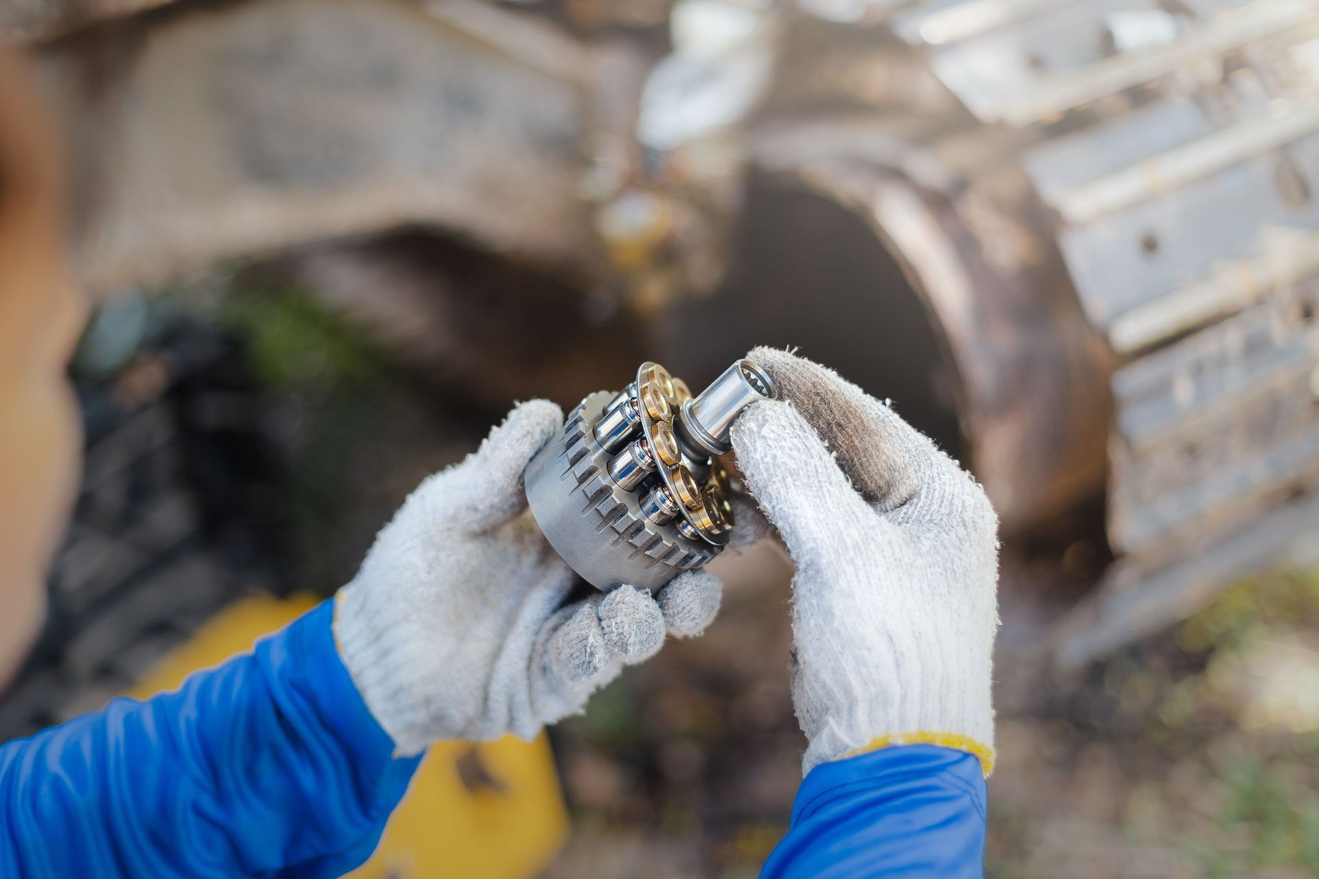 Grüner John Deere Traktor mit geöffneter Motorhaube zur Wartung.