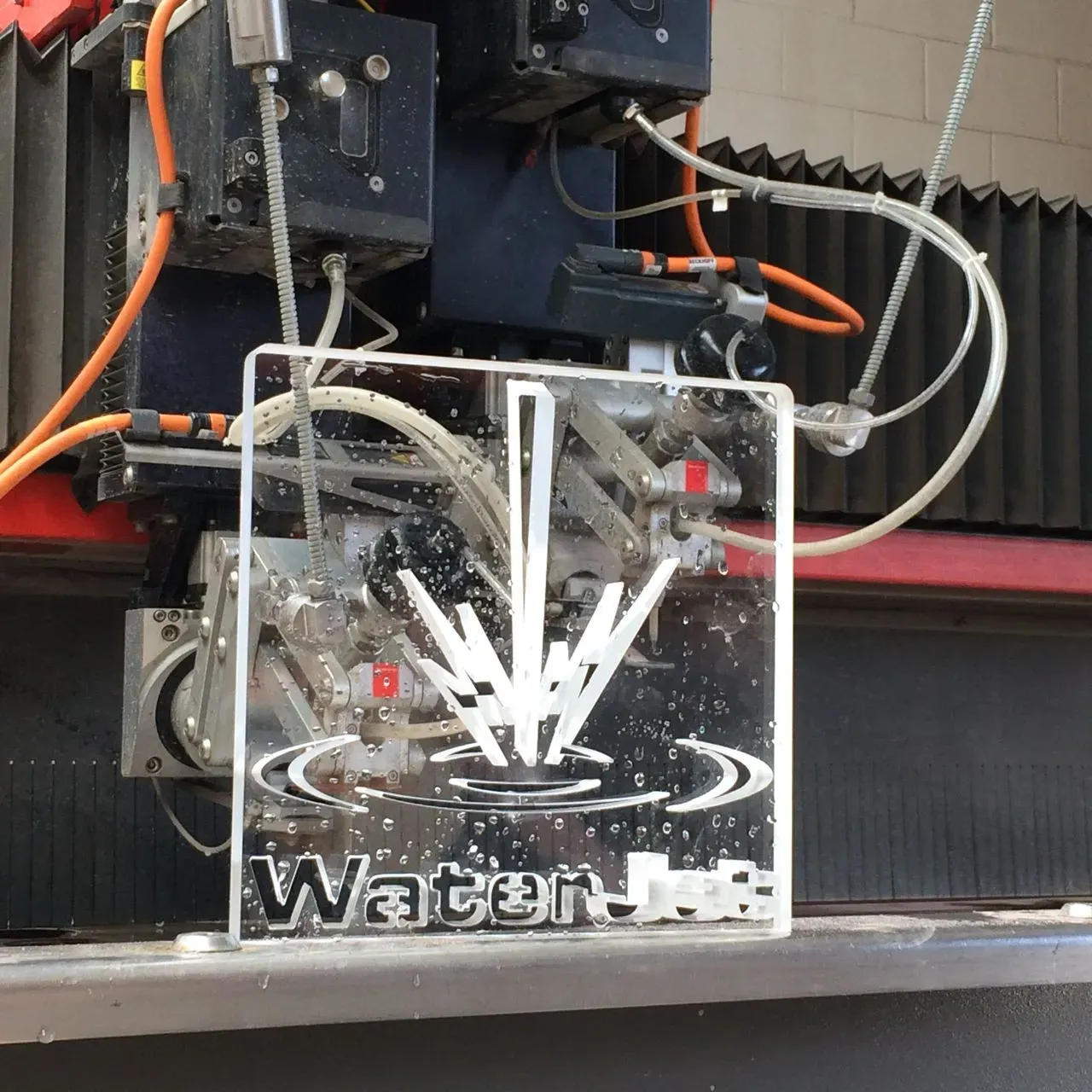 Ein deutliches Schild mit der Aufschrift „Wasserstrahl“