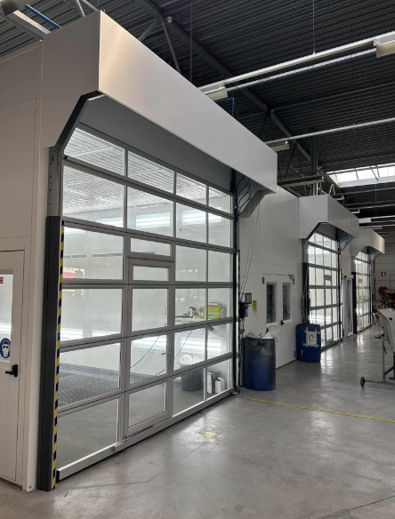 Eine große Garage mit vielen Fenstern und Türen