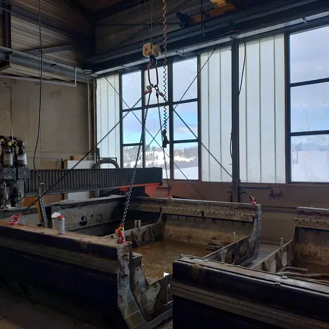 Eine Maschine steht in einem Raum mit vielen Fenstern