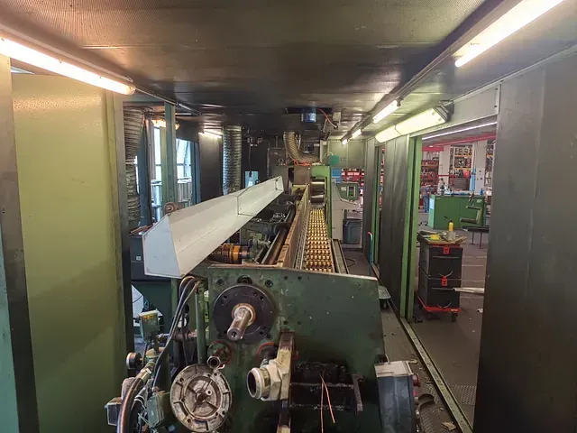 In einem Fabrikraum steht eine große Maschine.