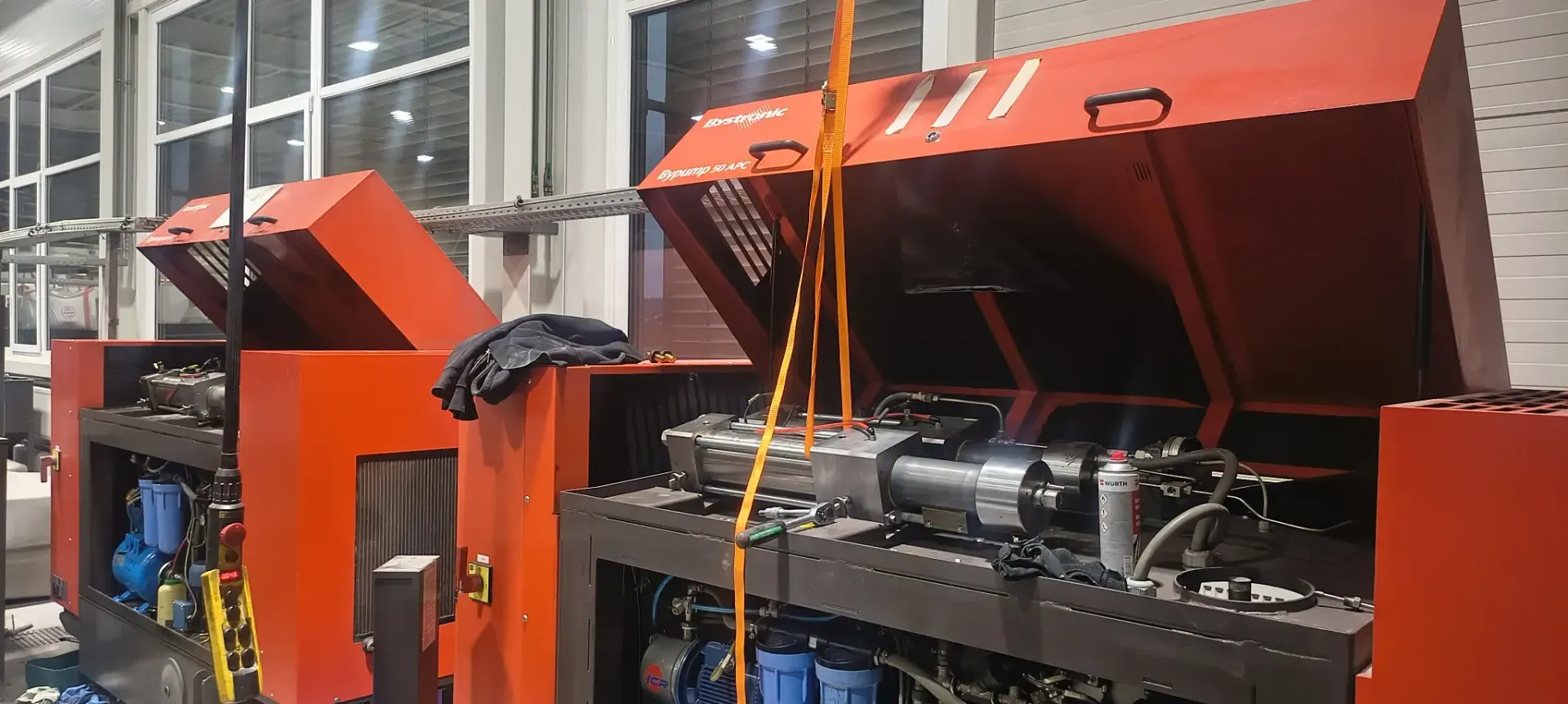 Geöffnete Bystronic-Hochdruckpumpen beim Service