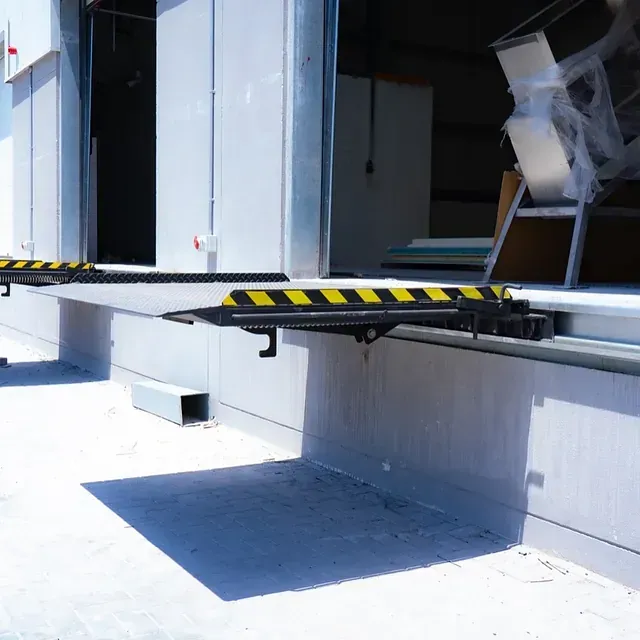 Eine Rampe mit gelben und schwarzen Streifen