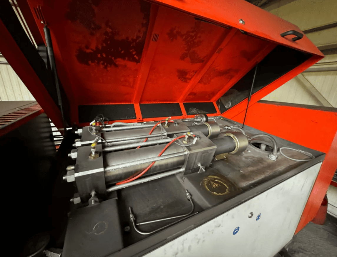 Eine rot-schwarze Maschine mit geöffnetem Deckel