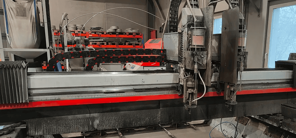 In einem Fabrikraum steht eine Maschine.