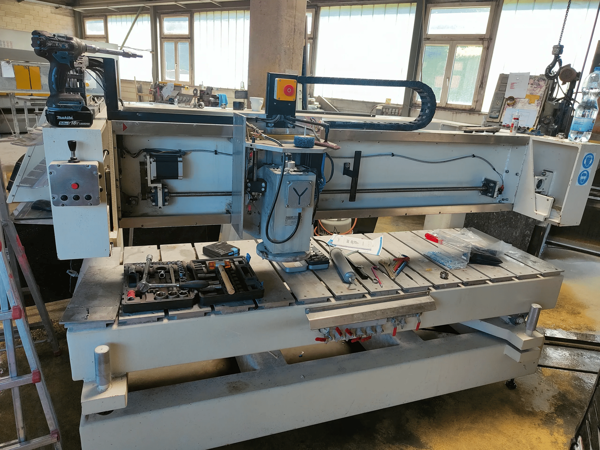 In einem Raum steht eine Maschine auf einem Tisch.