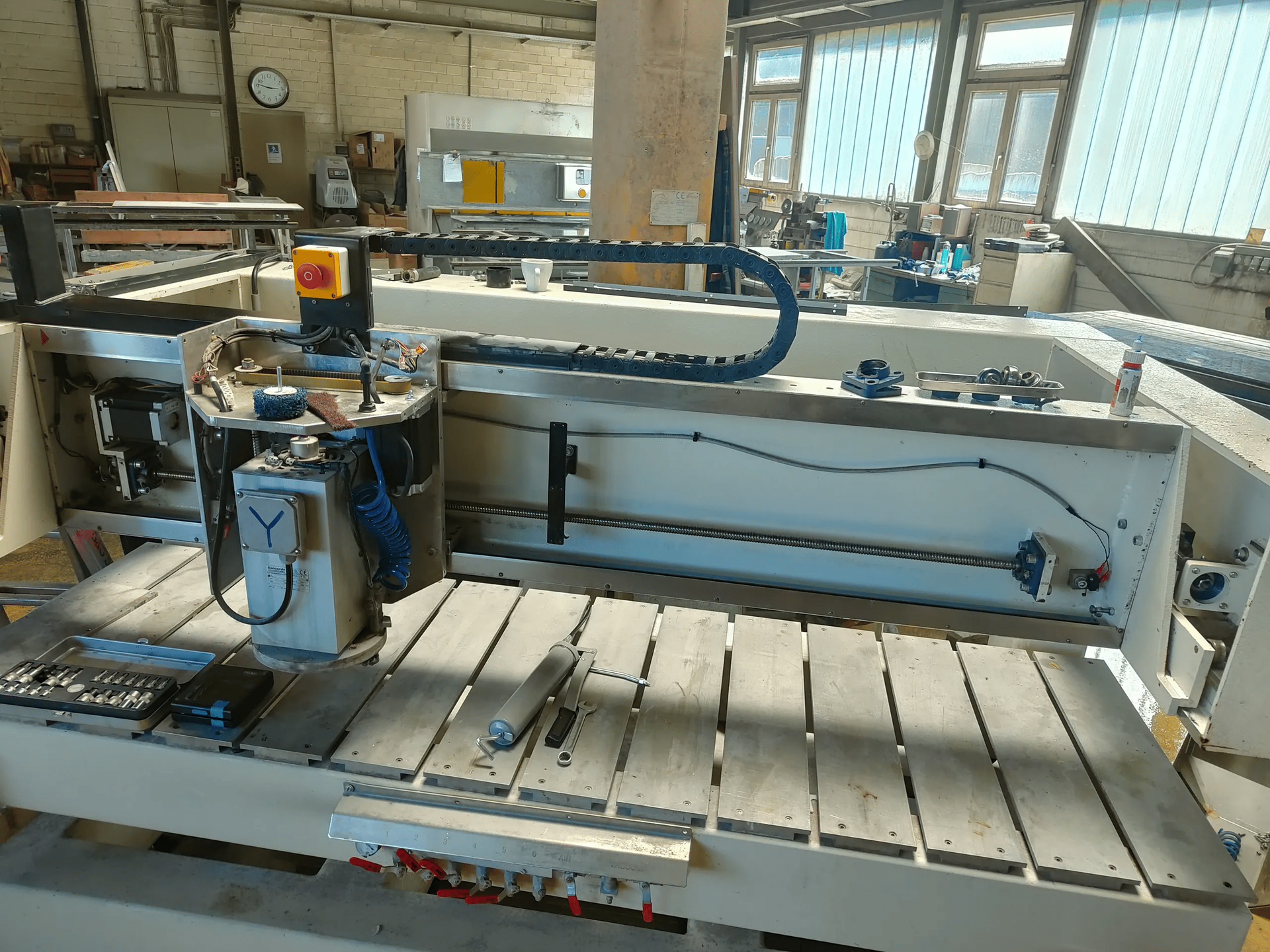 In einem Raum steht eine Maschine auf einem Holztisch.