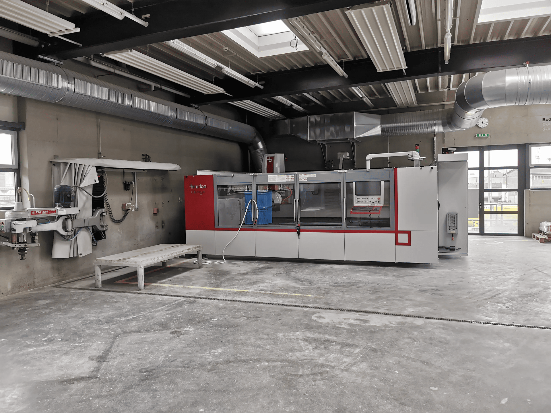 In der Mitte eines großen Raumes steht eine große Maschine.