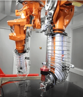 Ein Roboterarm mit einem daran befestigten Schlauch