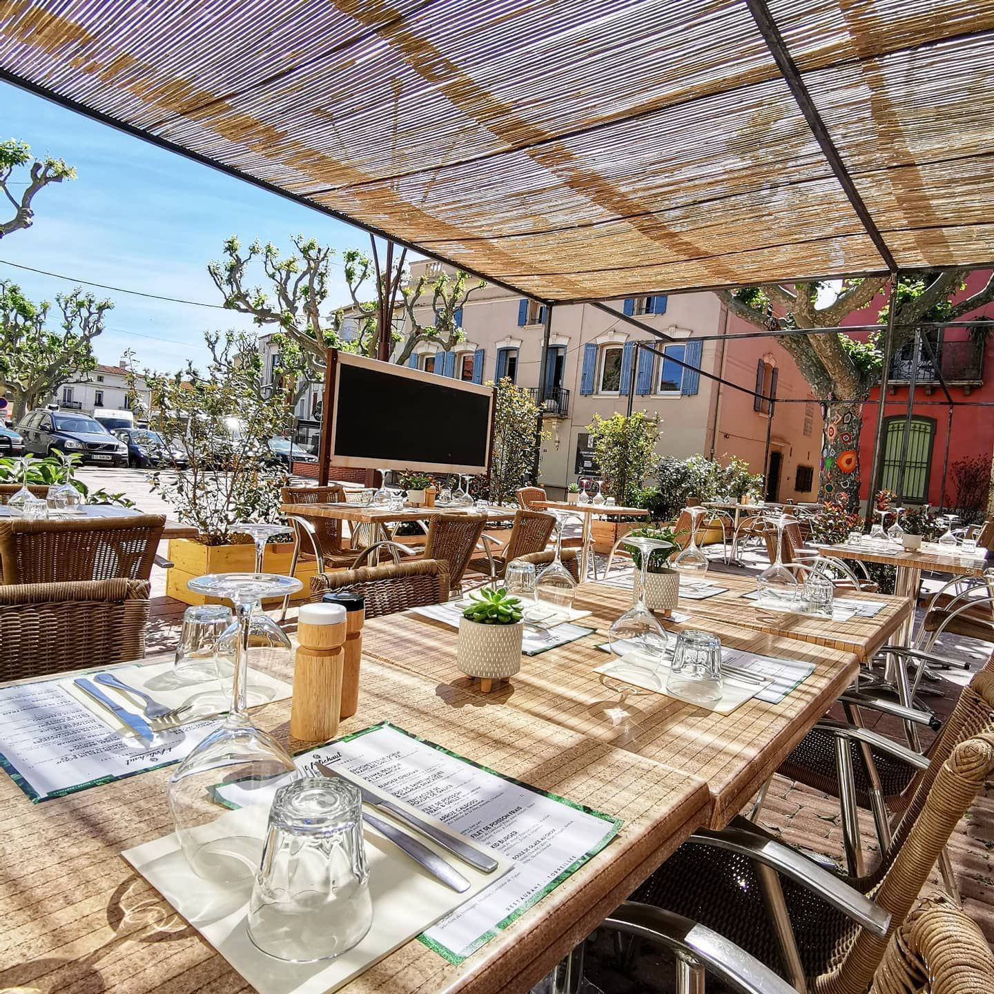 Table extérieur du restaurant en terrasse avant l'arrivée des clients