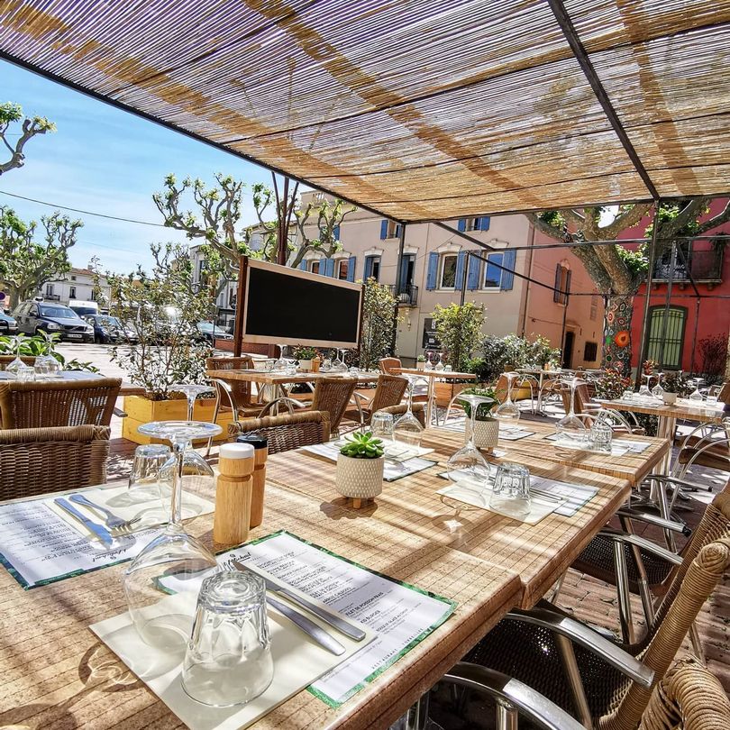 Table extérieur du restaurant en terrasse avant l'arrivée des clients