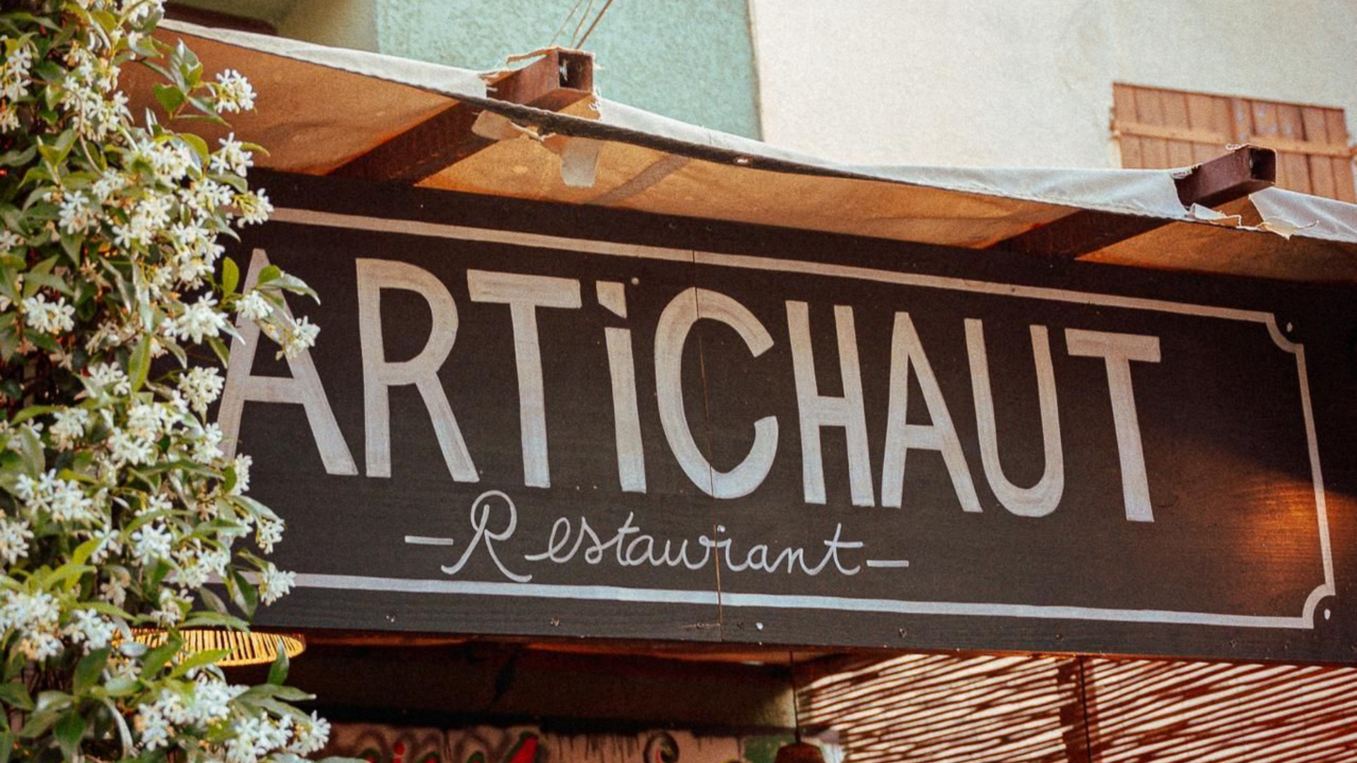 Enseigne noire et blanche du restaurant L'Artichaut