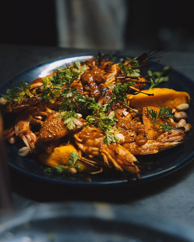Assiette du restaurant avec fruits de mer, sauce et herbes aromatiques