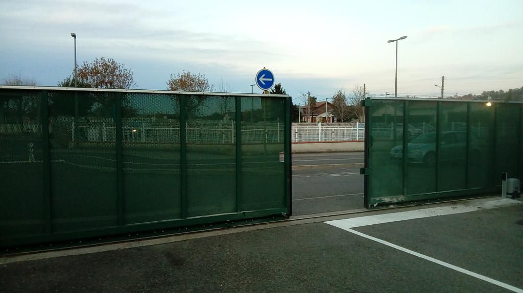 Portail verts avec deux battants coulissants