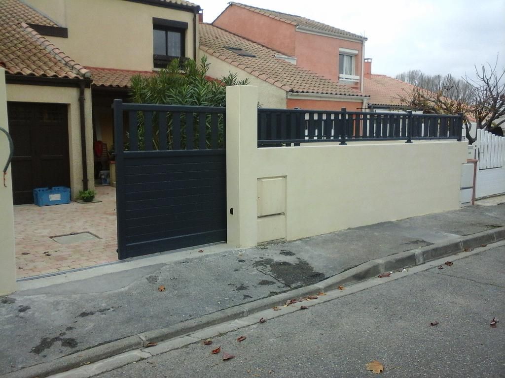 Portail automatique bleu foncé