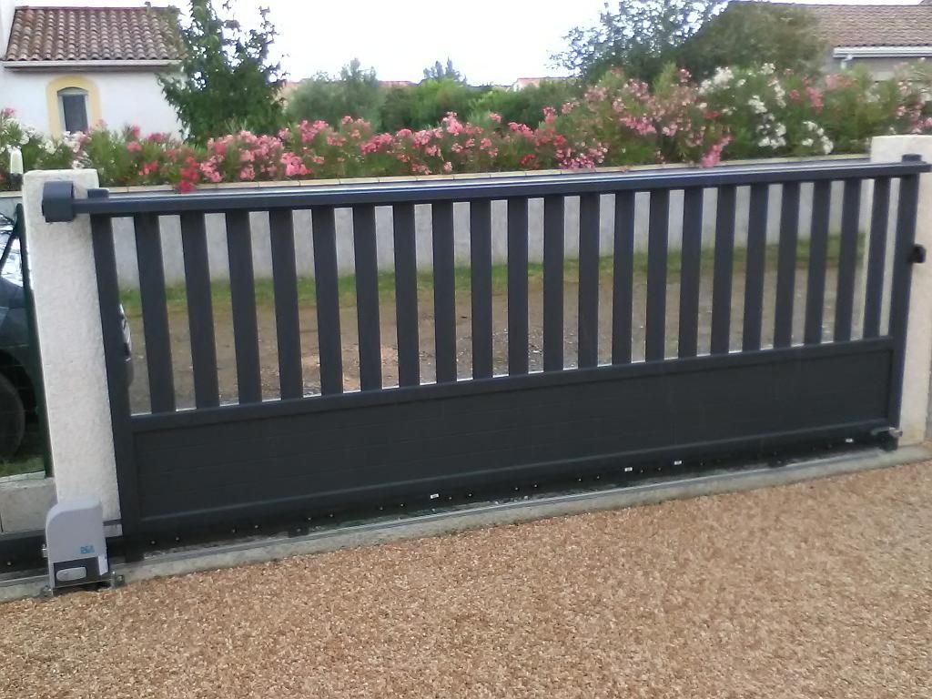 Portail gris coulissant automatique