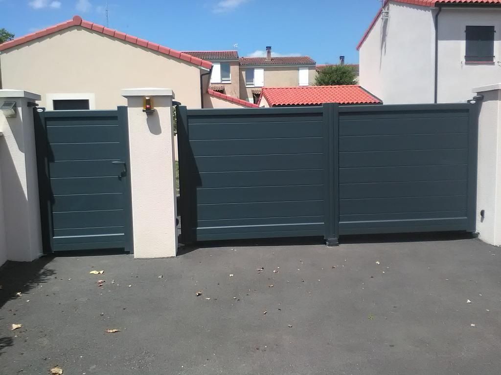 Portail + portillon bleus ESTEVE REVOLIN