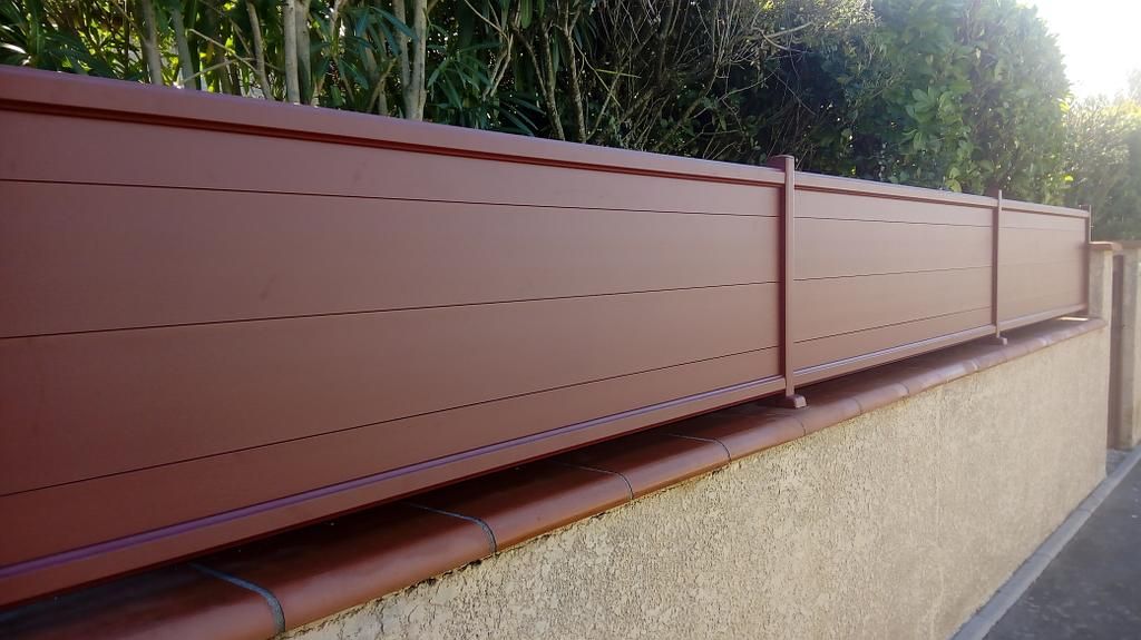 Clôture aluminium rouge