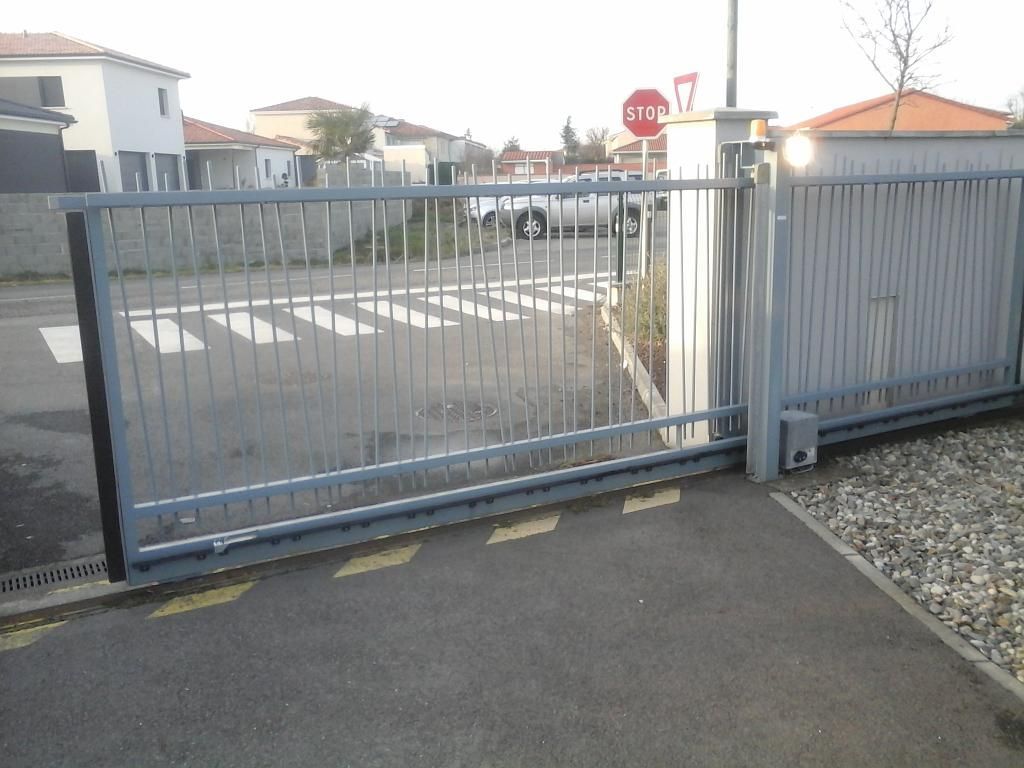 Portail gris coulissant avec motorisation