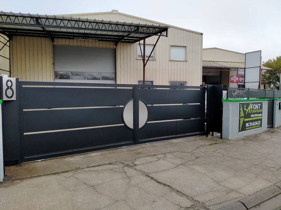 Portail acier noir personnalisé installé dans nos bureaux Lafont Automatismes