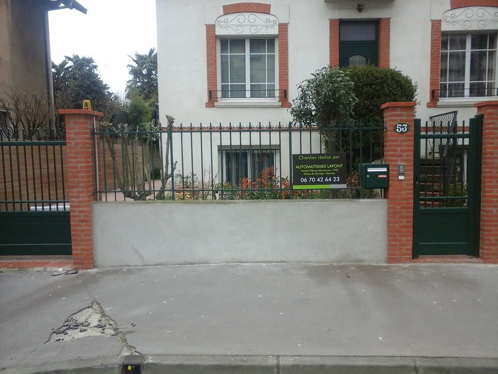 Portillon et clôture sur muret