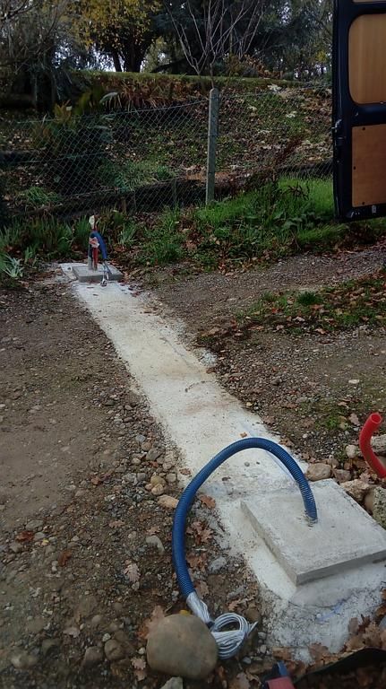 Préparation longrine maçonnerie avant pose de portail