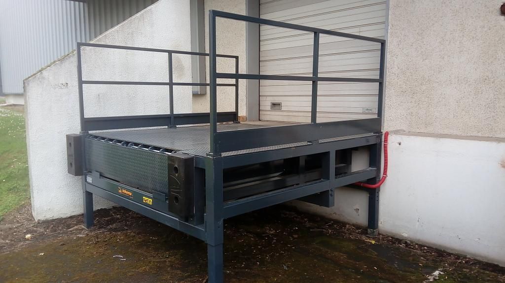 Quai niveleur devant une porte de garage