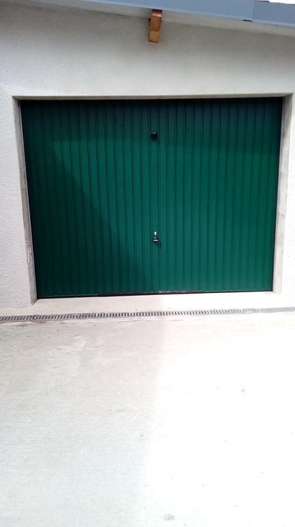 Porte de garage verte