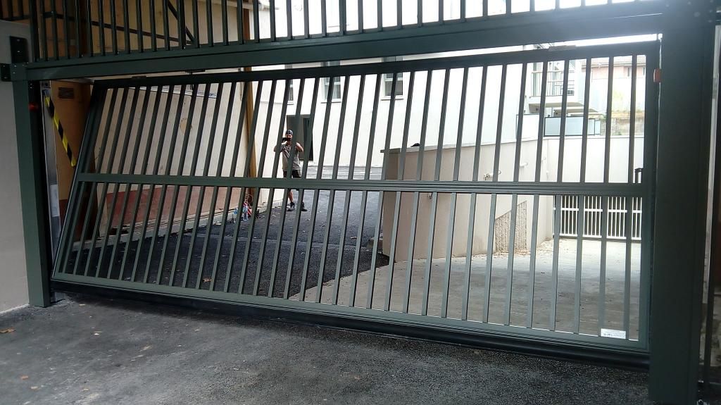 Portail industriel automatique et basculant