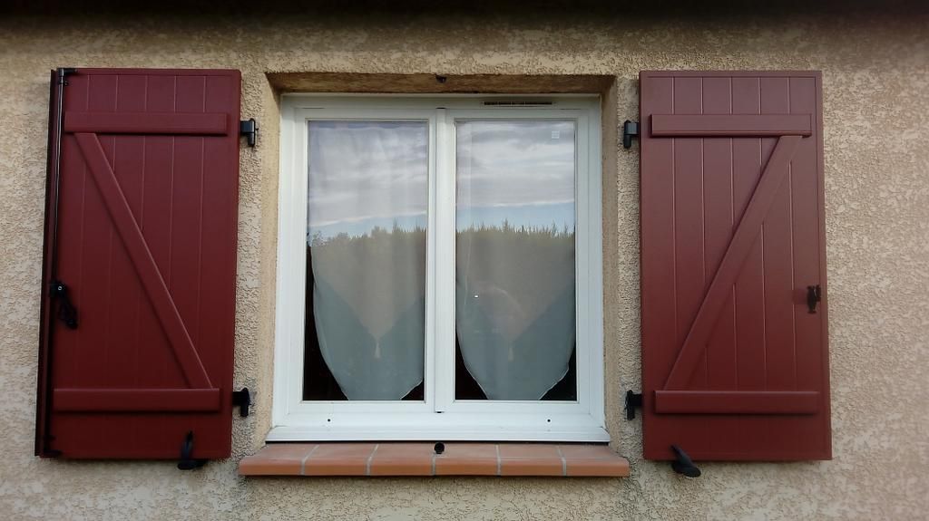 Volets rouge avec battants motorisés