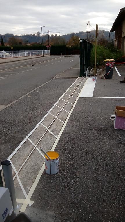 Préparation de peinture au sol pour un portail