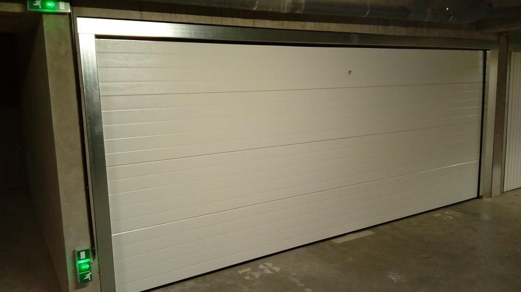 Porte de garage d'un parking en sous sol