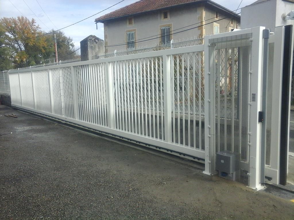 Portail motorisé devant l'entrée d'une résidence